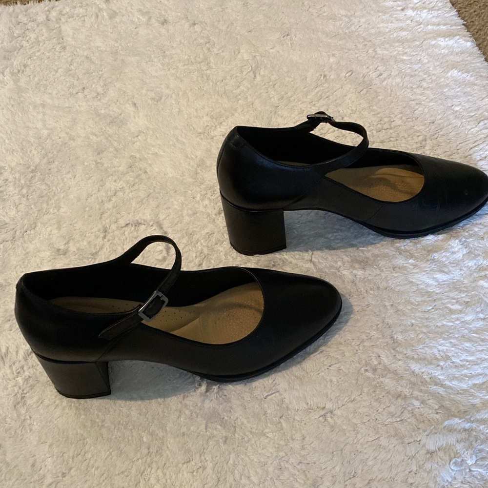 Like New! Clarks Black Mary Jane Block Heels with Strap. Size 8. - Picture 2 of 8